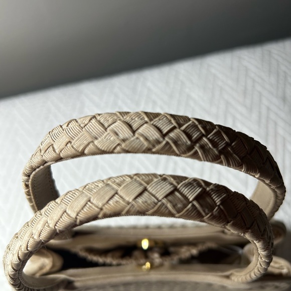 Sams Fifth Avenue woven to handle purse tan in color has pocket in the inside - Picture 6 of 9